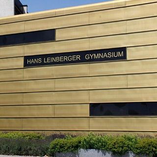 Außenwand mit Schriftzug "Hans Leinberger Gymnasium"